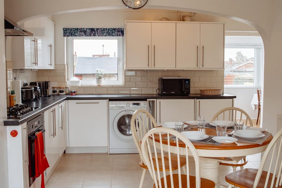 Kitchen or kitchenette, kitchen, kitchen