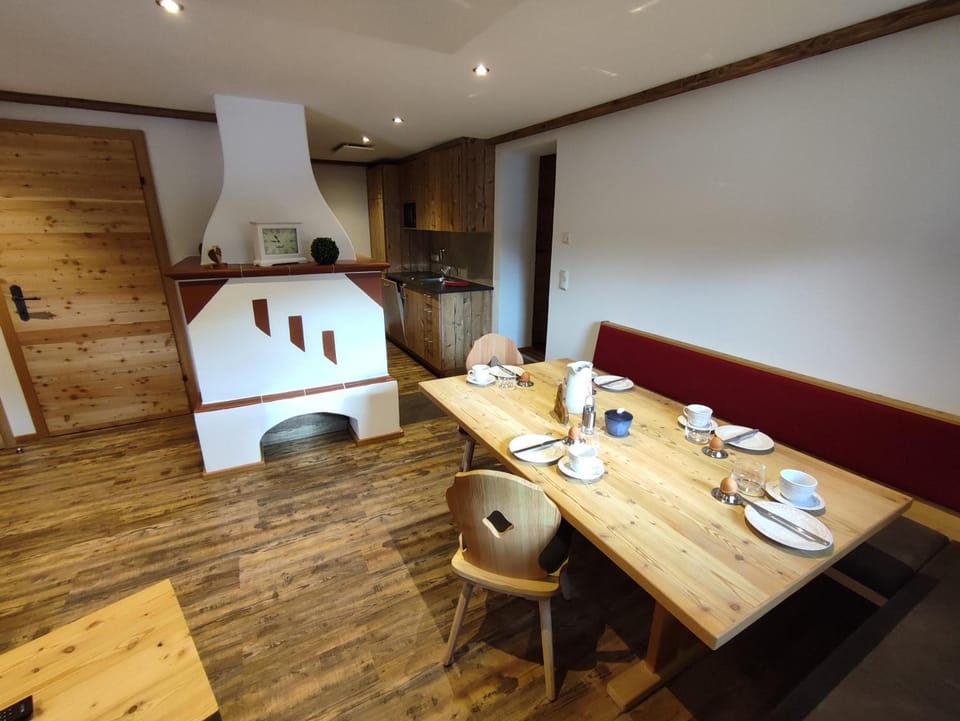 Kitchen or kitchenette, Living room, Seating area, Dining area