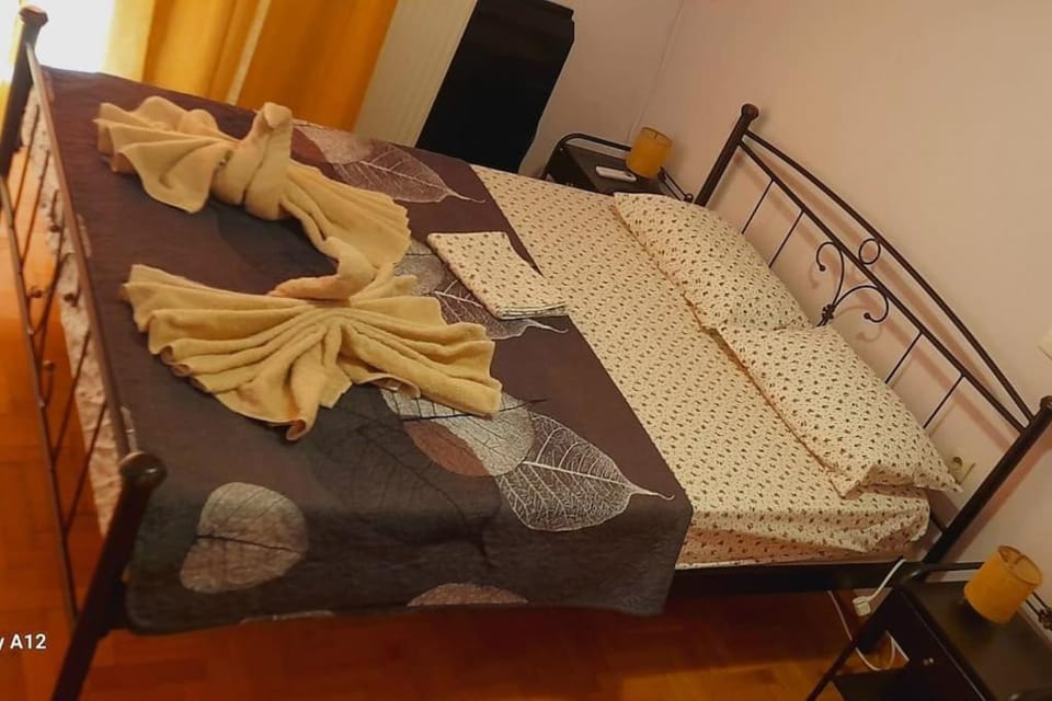 Bed, Bedroom, towels
