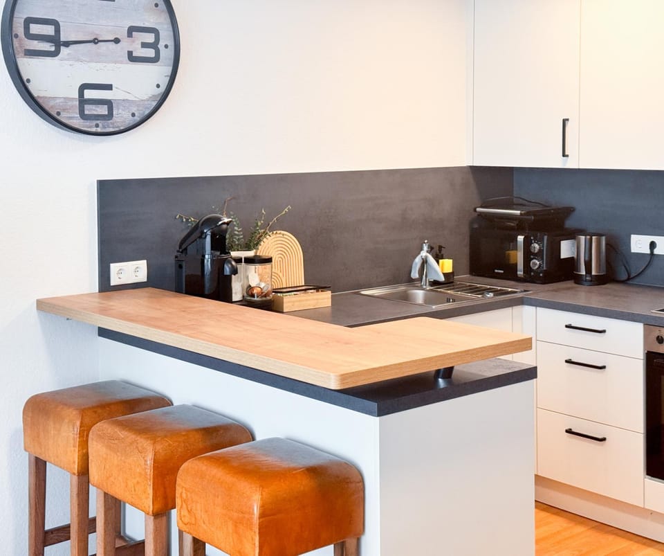 Coffee/tea facilities, Kitchen or kitchenette, Dining area, microwave, kitchen