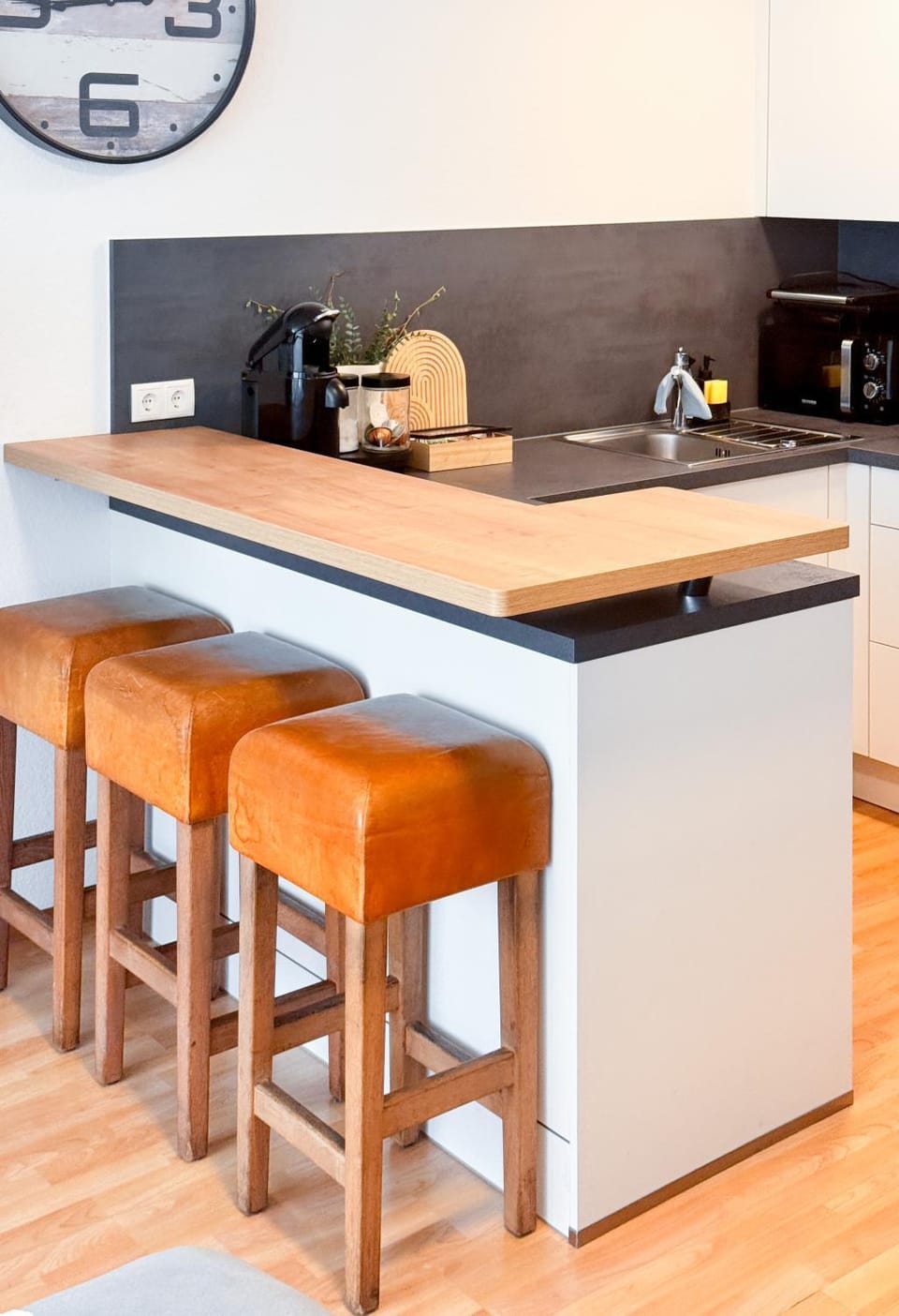 Coffee/tea facilities, Dining area, microwave, kitchen