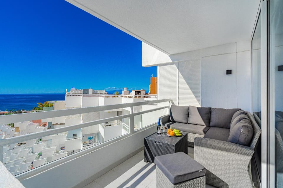 View (from property/room), Balcony/Terrace, Seating area, Sea view