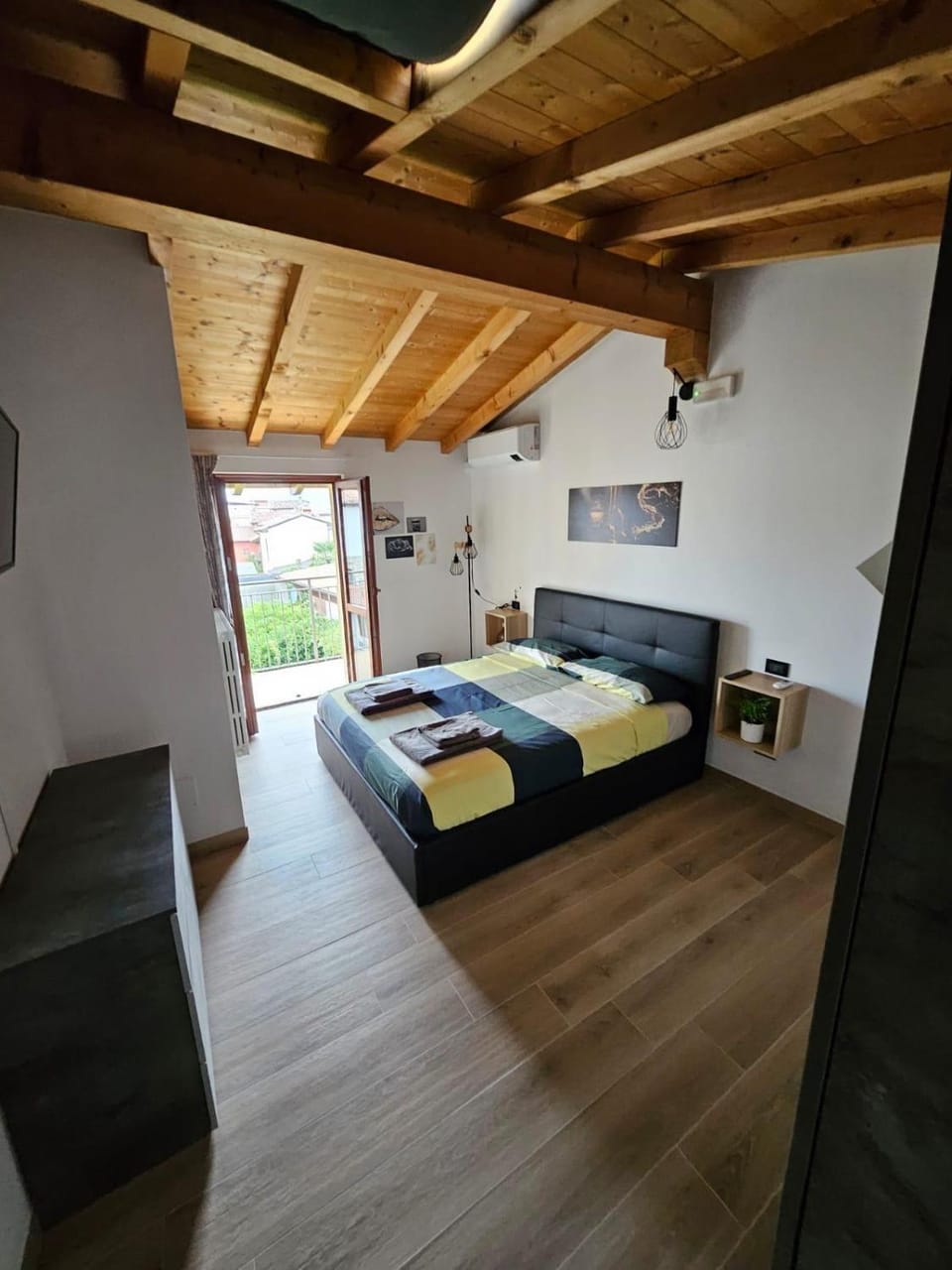 Photo of the whole room, Bedroom