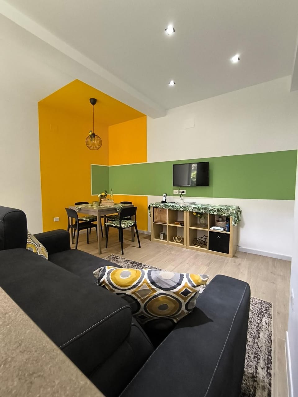 TV and multimedia, Kitchen or kitchenette, Living room, Seating area, Dining area