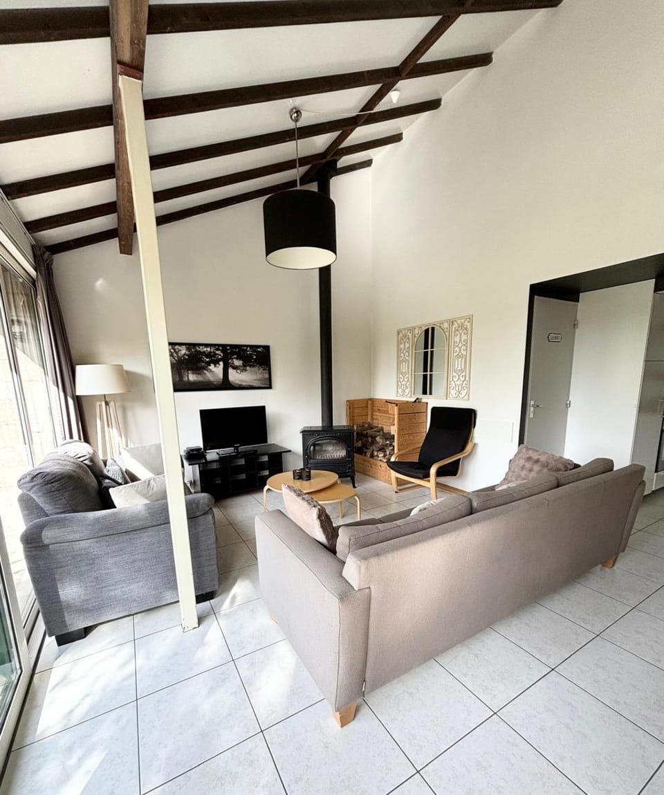 Communal lounge/ TV room, TV and multimedia, fireplace