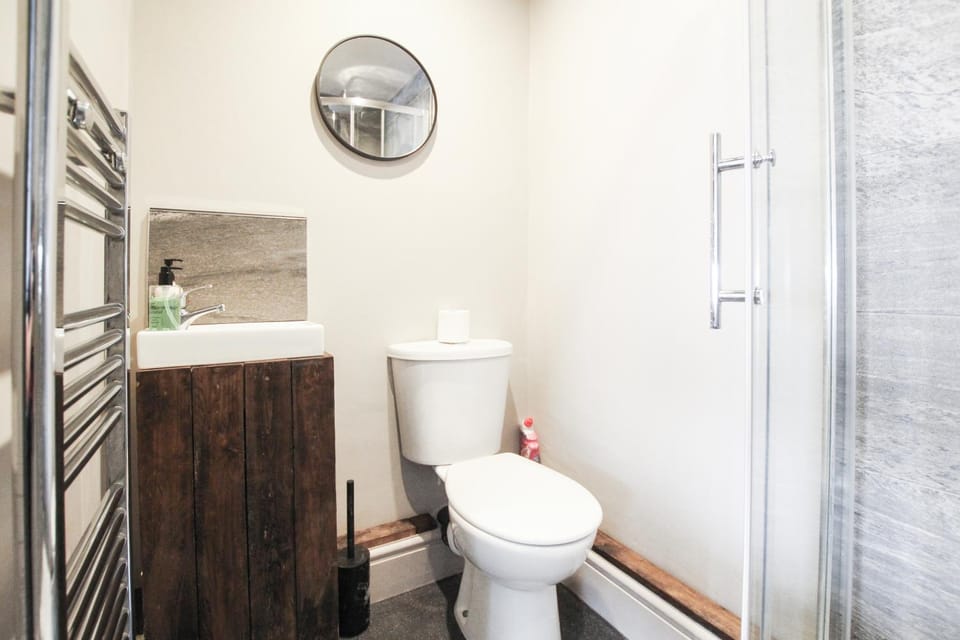 Shower, Toilet, Bathroom, towels