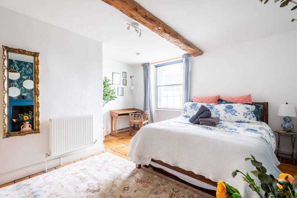 18th Century Cottage in Cirencester with Garden House in Cirencester