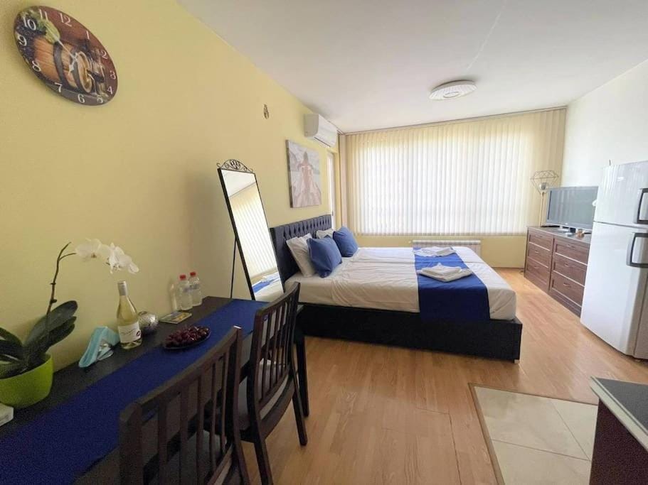 Bed, TV and multimedia, Photo of the whole room, Dining area, Bedroom