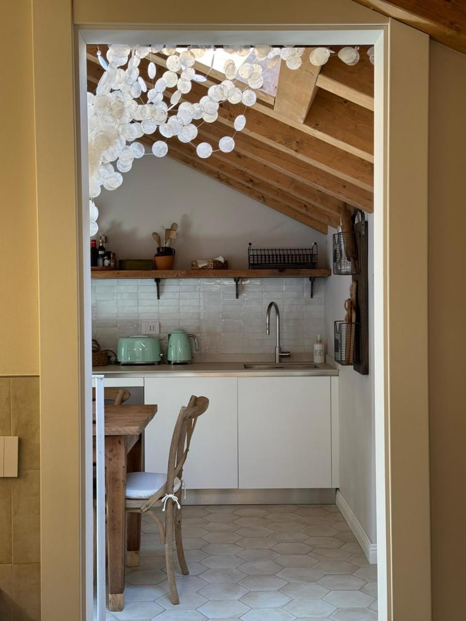Kitchen or kitchenette, Dining area