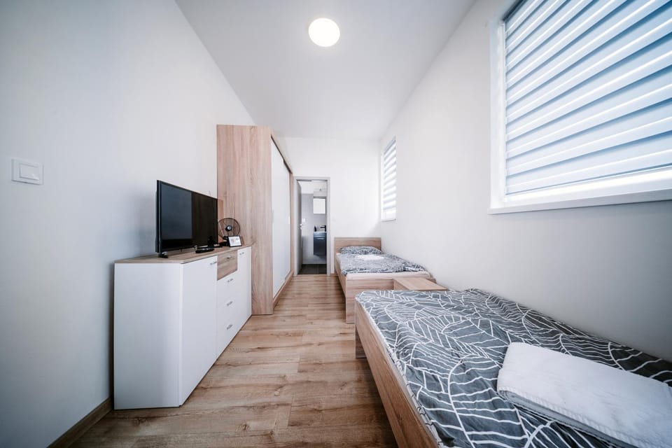 TV and multimedia, Photo of the whole room, Bedroom