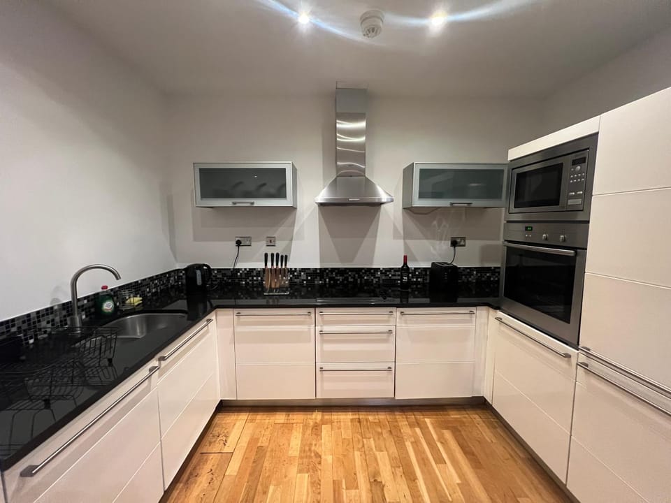 Panoramic view in Canary Wharf Penthouse Apartment in London