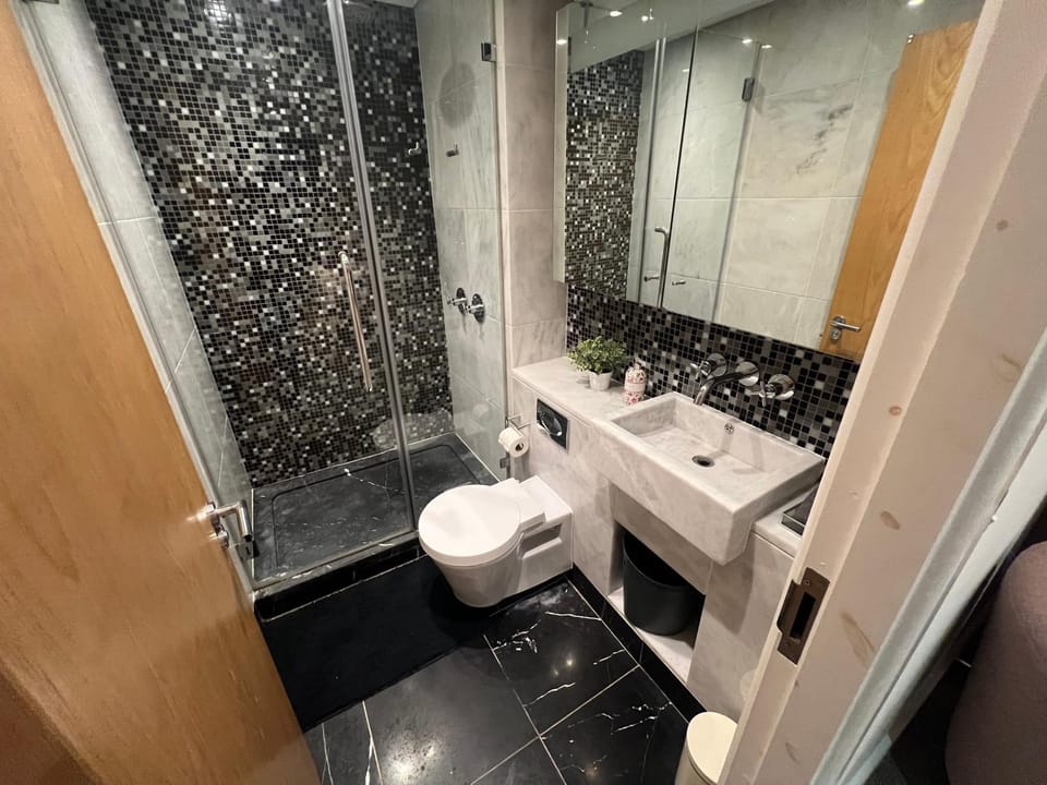 Panoramic view in Canary Wharf Penthouse Apartment in London