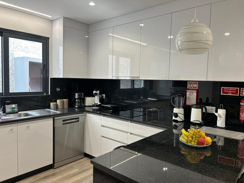 Coffee/tea facilities, Kitchen or kitchenette, Food, dishwasher, oven, stove, toaster