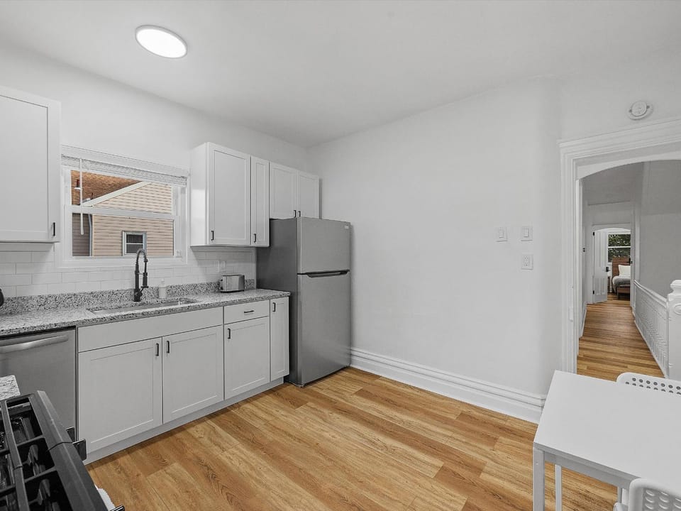 Bloomfield, Shadyside !A Modern and Bright Private Bedroom with Shared Bathroom Vacation rental in Shadyside