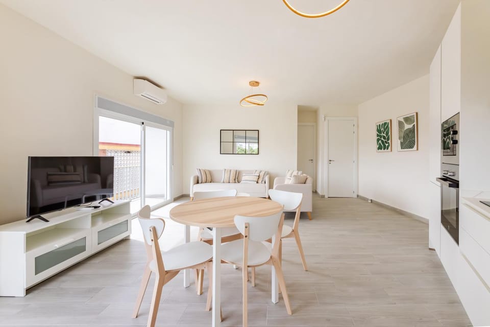 TV and multimedia, Kitchen or kitchenette, Living room, Seating area, Dining area, air conditioner