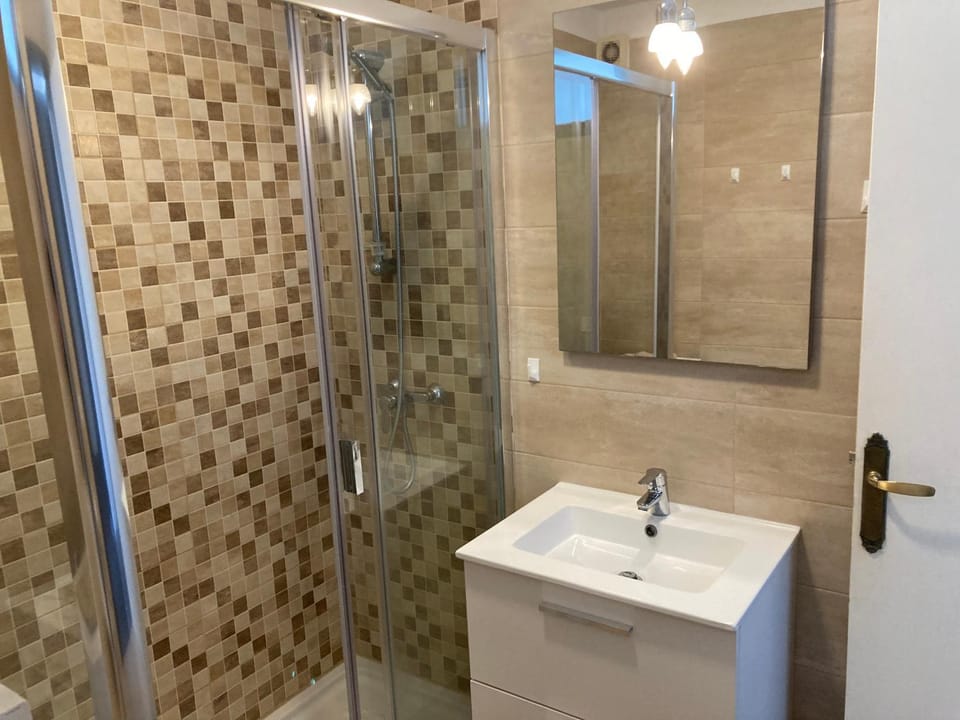 Arona 2-Bed Apt Sleeps 5 with Outdoor Pool Apartment in Playa de las Americas