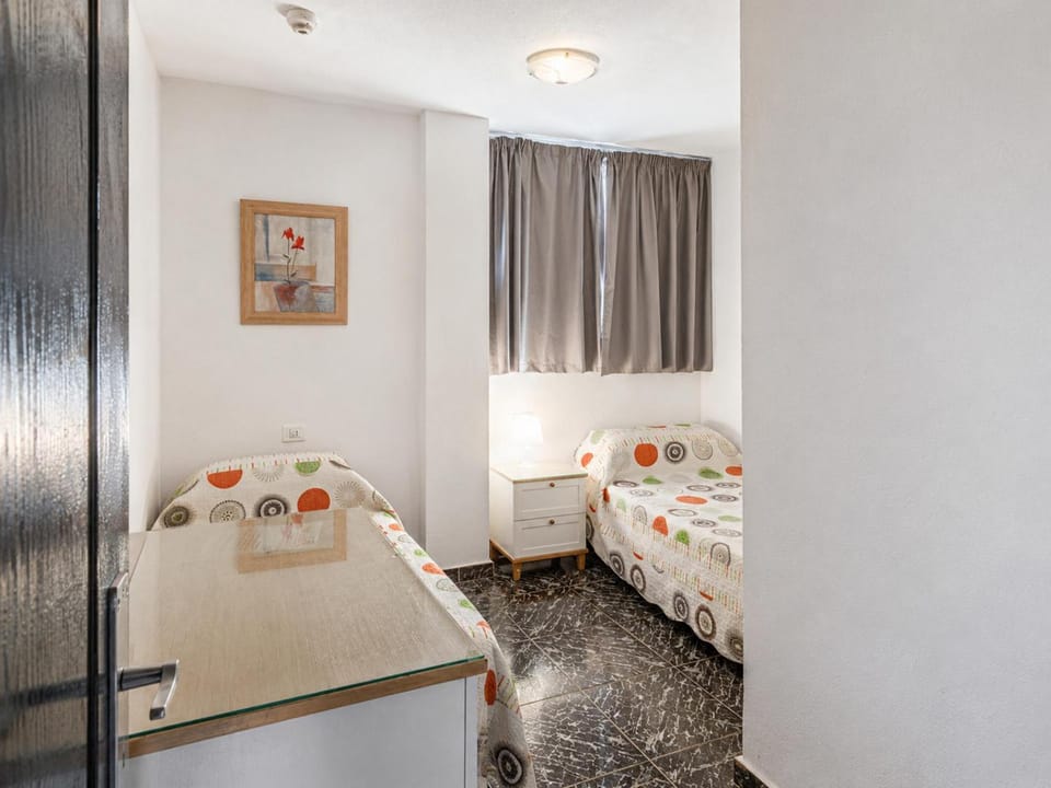 Arona 2-Bed Apt Sleeps 5 with Pool & Parking Apartment in Playa de las Americas