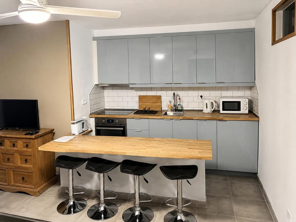 Arona 2-Bed Apt Sleeps 5 with Pool & Parking Apartment in Playa de las Americas