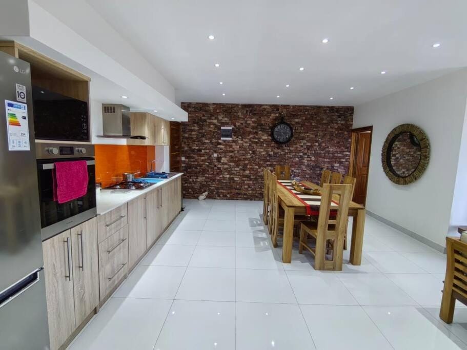 Kitchen or kitchenette, Dining area, oven, stove