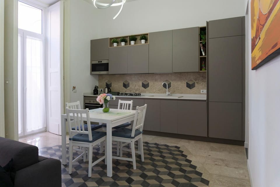 Kitchen or kitchenette, Dining area