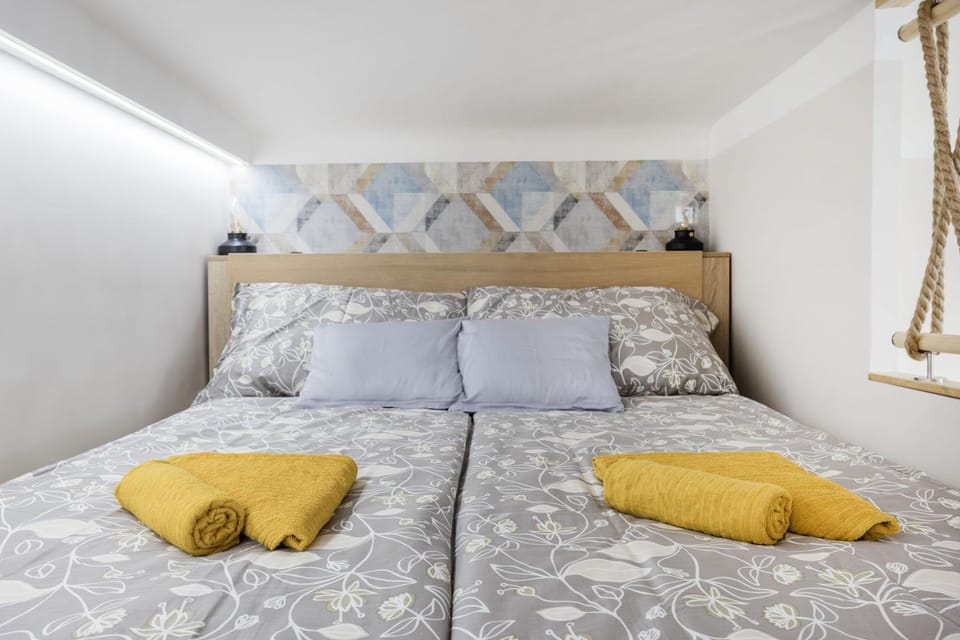 Bed, towels