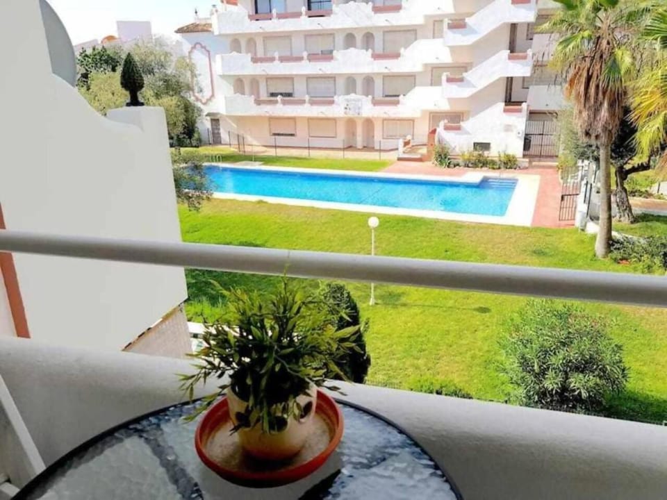 Torremolinos: Quiet 1bedroom with pool & sea views Apartment in Torremolinos