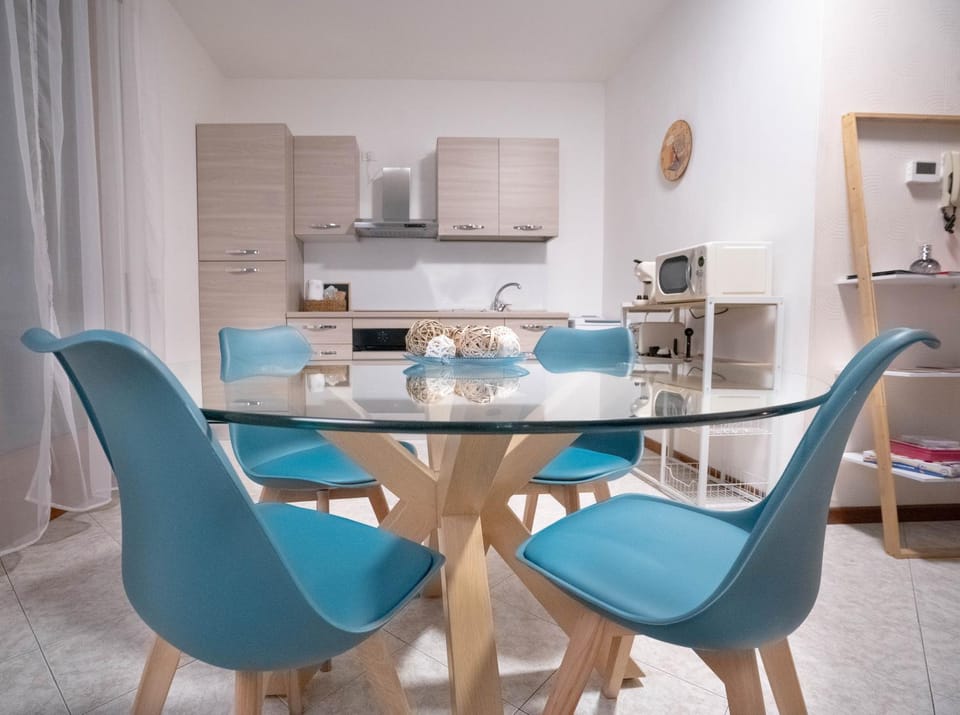 Kitchen or kitchenette, Living room, Seating area, Dining area, pet friendly, stove