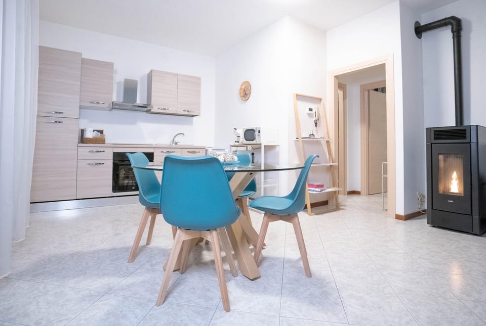 Kitchen or kitchenette, Living room, Seating area, Dining area, oven, pet friendly, stove