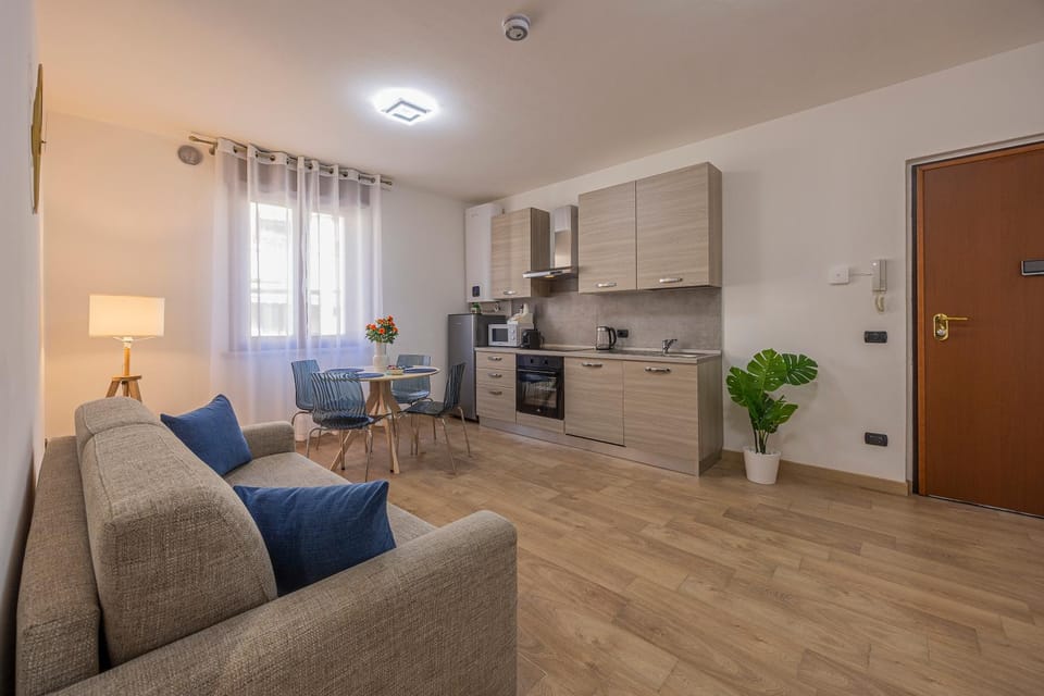 Kitchen or kitchenette, Living room, Seating area, Dining area