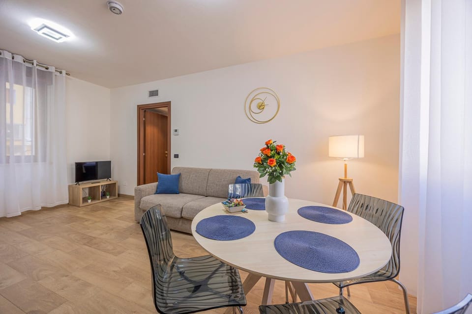 Communal lounge/ TV room, Living room, Seating area, Dining area