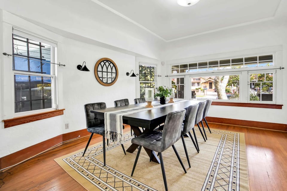 Classic Home Near Downtown & Hollywood House in San Fernando Valley