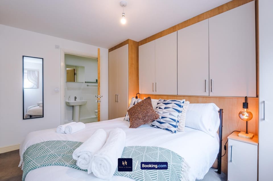 Bed, Bathroom, Photo of the whole room, Bedroom, towels, wardrobe