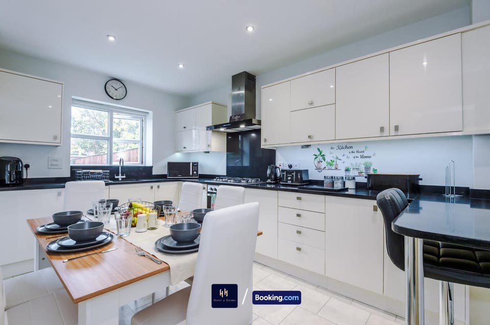 Kitchen or kitchenette, Dining area, dishwasher, minibar, stove