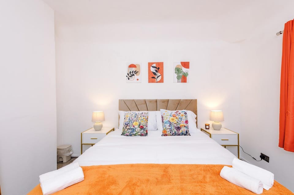 Large 3 Bed House Sleeps 7 By Host A Home House in Manchester