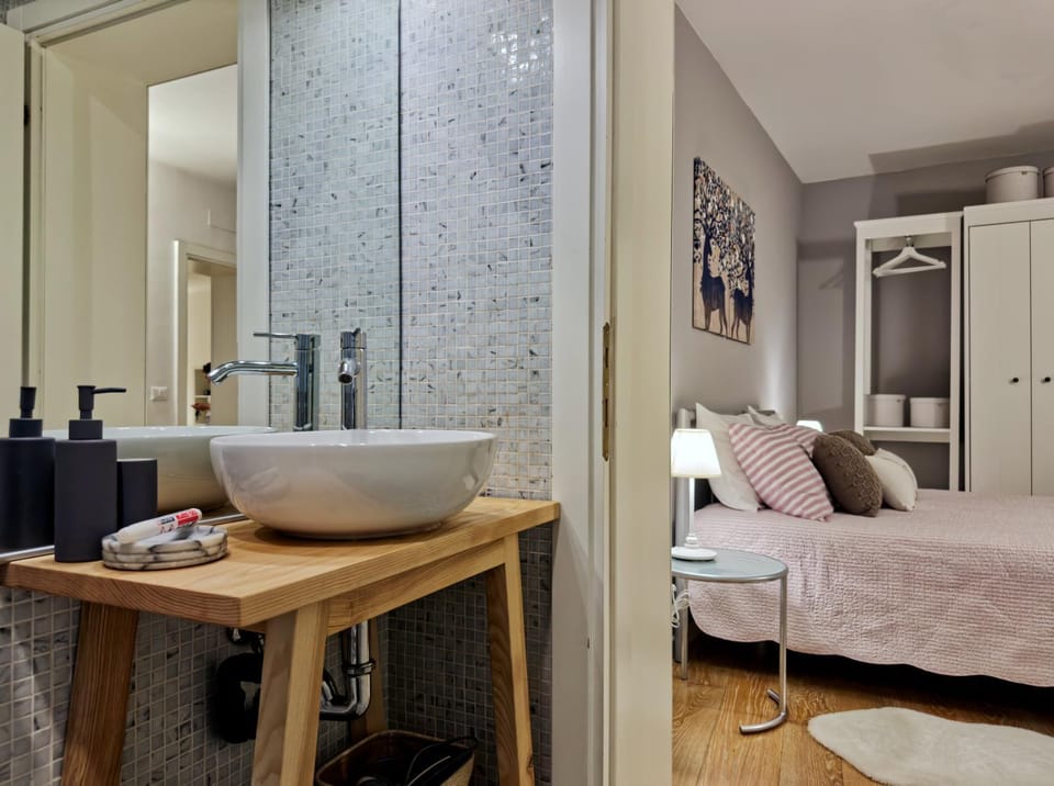 Bed, Bathroom, Photo of the whole room, Bedroom