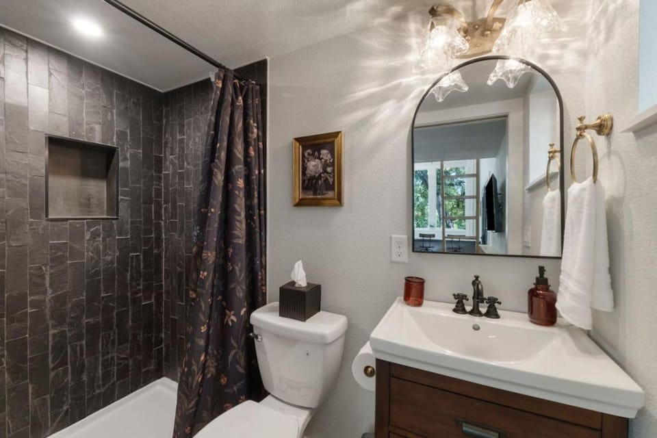 Extended Stay Retreat Top Notch Deck with Greenbelt View Apartment in Austin
