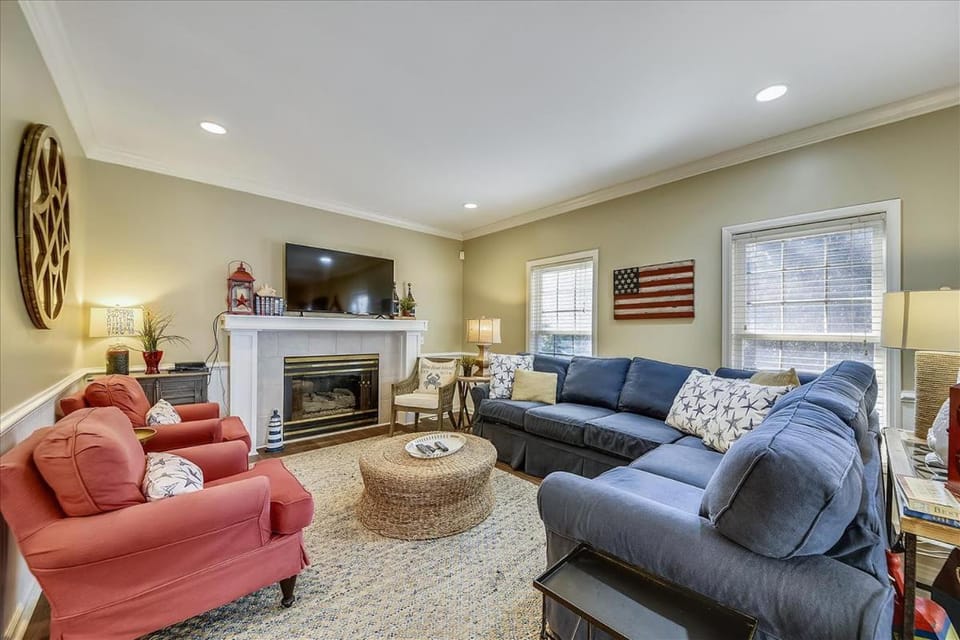 44 Bradley Beach Road- Easy walk to the beach, Large Pool, FREE Activities Included House in Hilton Head Island
