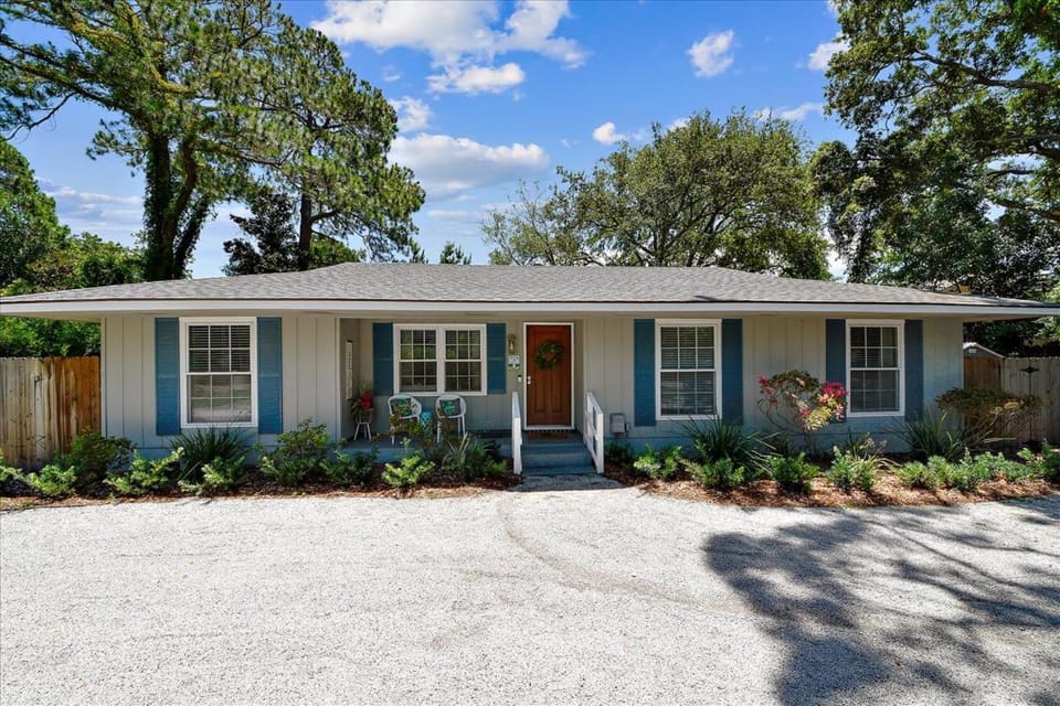 46 Folly Field Rd- Quick Walk to Beach, Large Private Pool & Yard, FREE Activities Included House in Hilton Head Island