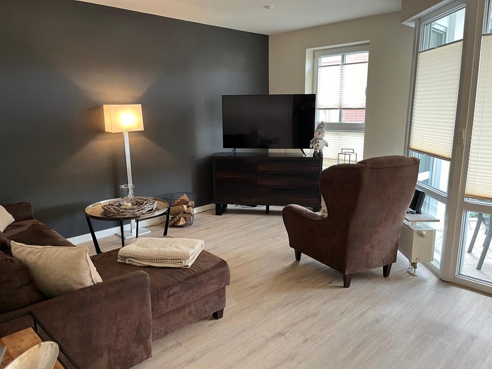 TV and multimedia, Living room, Seating area, Evening entertainment