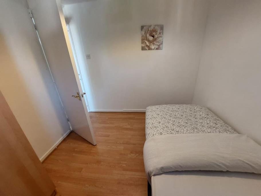 5 Bedroom House in Romford House in Romford
