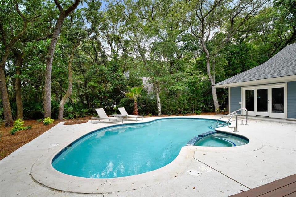 47 Off Shore- Dogs OK, Huge Outdoor Space & Private Pool, FREE Activities Included House in Hilton Head Island