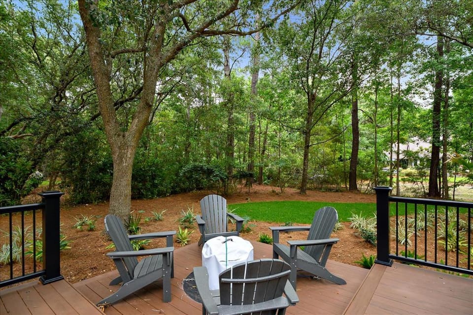 47 Off Shore- Dogs OK, Huge Outdoor Space & Private Pool, FREE Activities Included House in Hilton Head Island