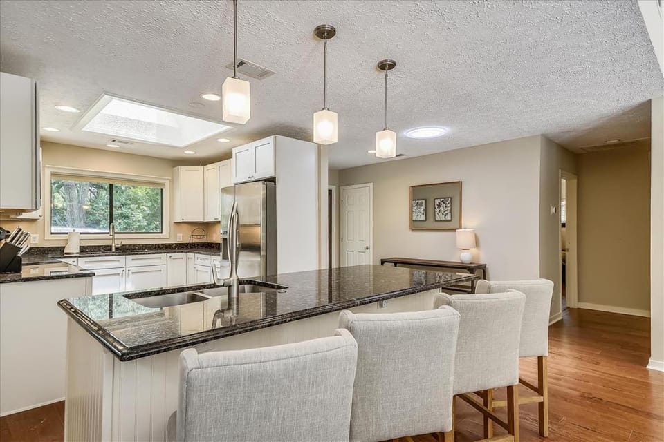 47 Off Shore- Dogs OK, Huge Outdoor Space & Private Pool, FREE Activities Included House in Hilton Head Island