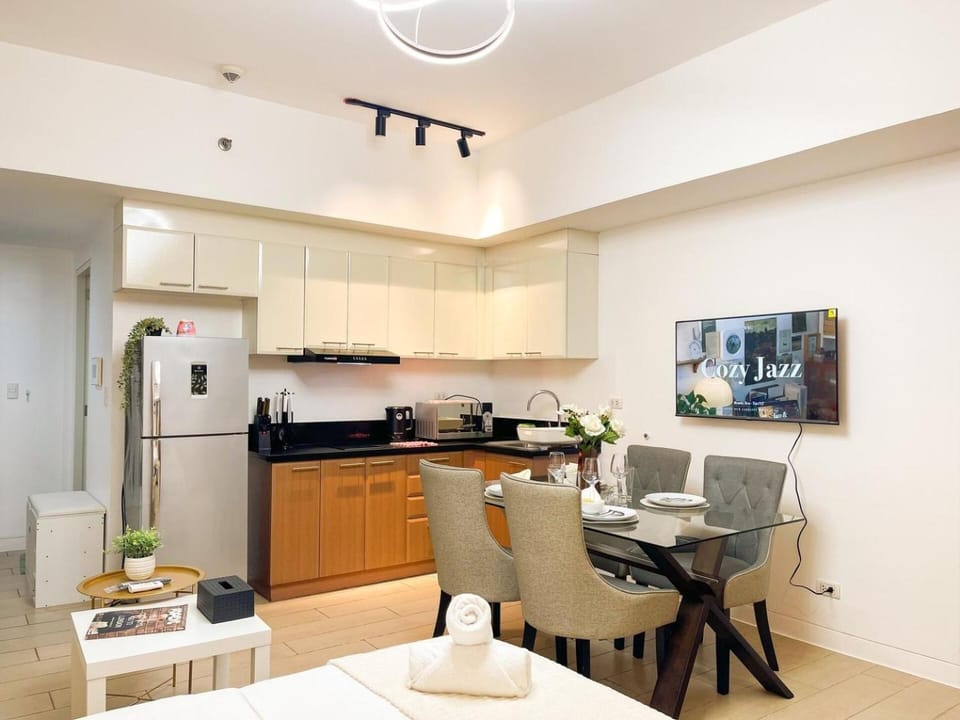 Kitchen or kitchenette, Dining area, stove