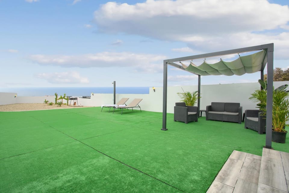 Property building, Balcony/Terrace, Living room