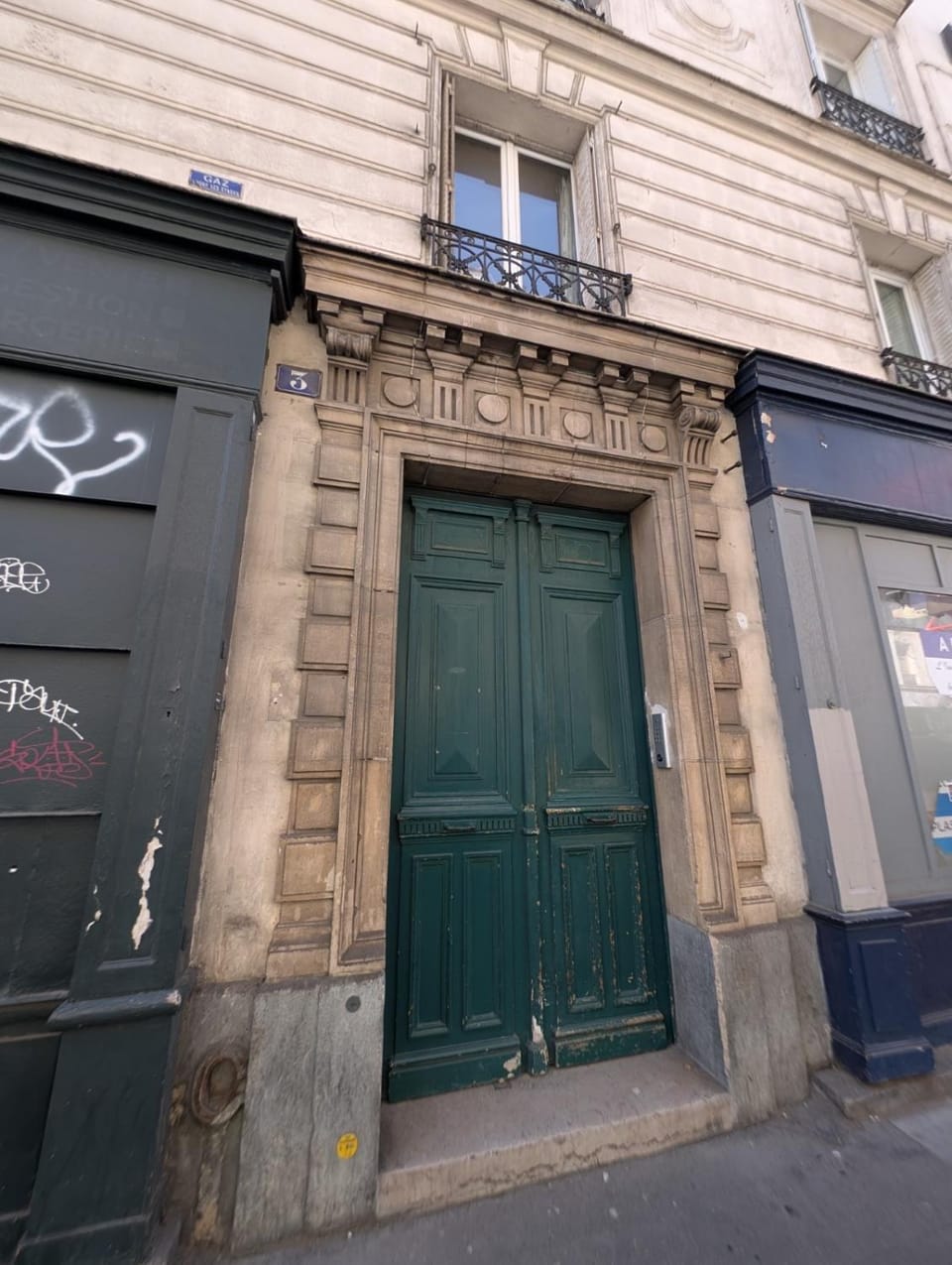 Facade/entrance