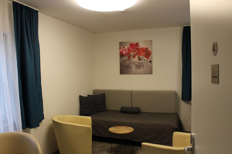 Photo of the whole room, Seating area