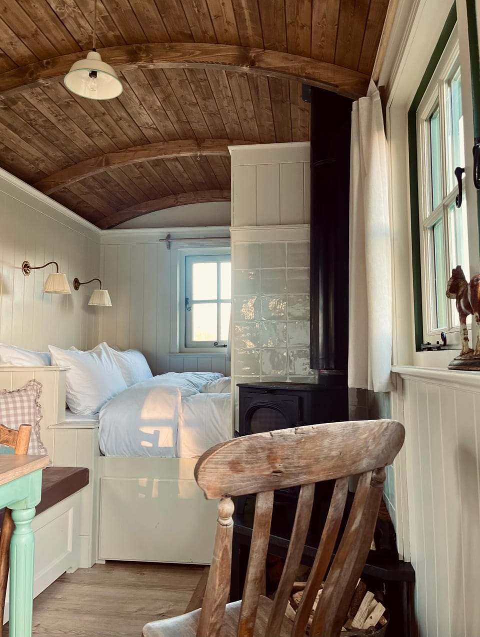 Bed, Living room, Seating area, Bedroom, fireplace