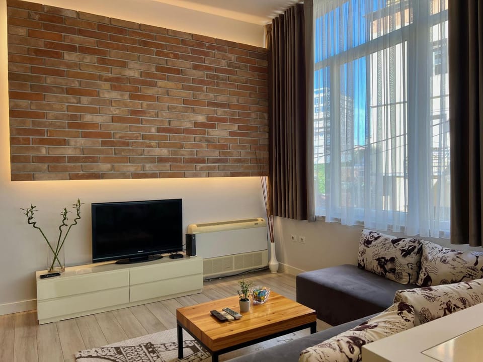 Communal lounge/ TV room, TV and multimedia, Living room, Seating area, Evening entertainment