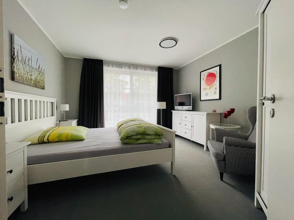 Bed, TV and multimedia, Bedroom